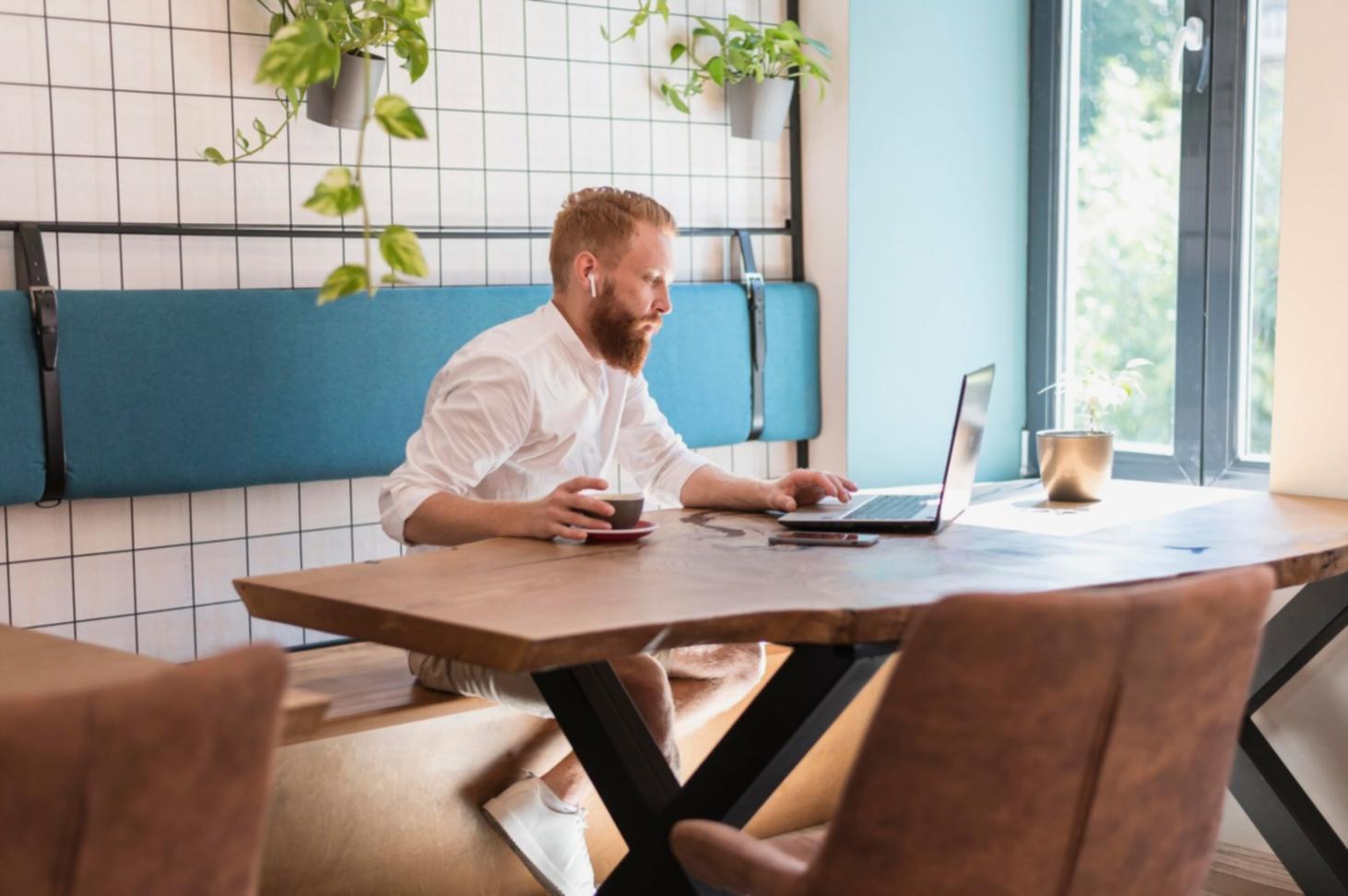 Gemeinsame Arbeit an Finanzplänen während einer Kurssession